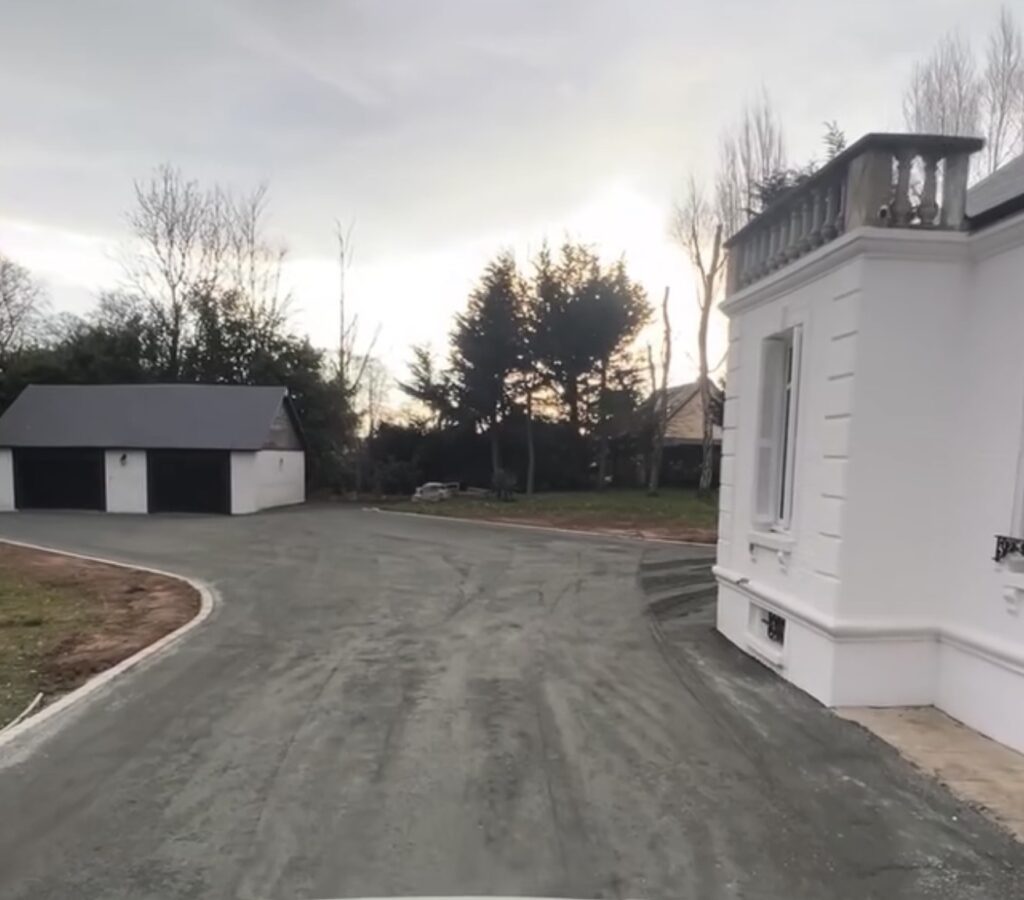 Dallage béton pour cour et zone de circulation avec finition propre – SAS ELTP Seine-Maritime (76)