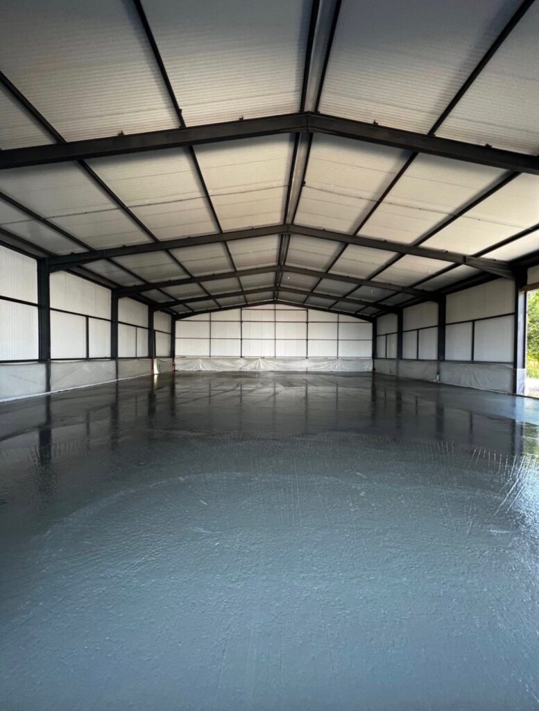 Pompage béton Seine-Maritime et Eure : dalle béton lissée réalisée en intérieur (entrepôt/atelier)