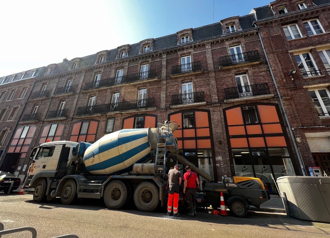 Chantier urbain : terrassement, béton et aménagements extérieurs avec livraison et pompage béton (SAS ELTP)