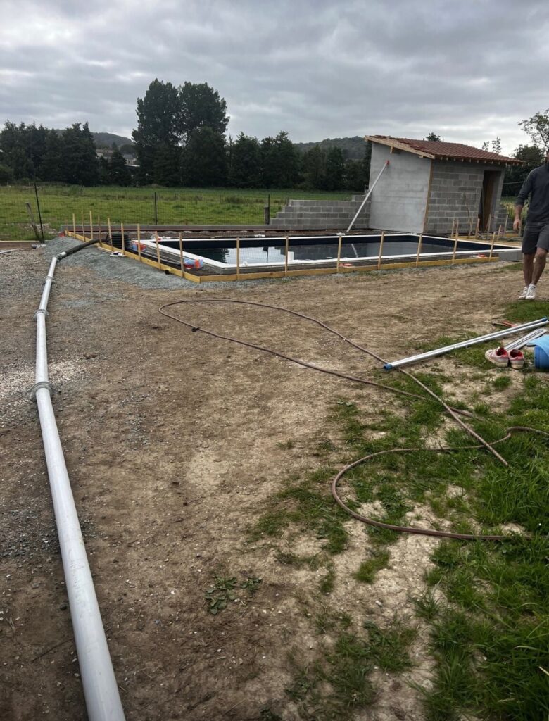 Pompage béton Seine-Maritime et Eure : pompage pour abords de piscine et préparation du terrain