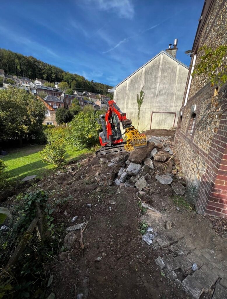 Terrassement en Seine-Maritime : terrassement en pente, nettoyage et mise à niveau avant travaux