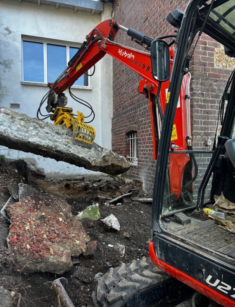 Terrassement en Seine-Maritime : mini-pelle en démolition et évacuation de dalle béton sur chantier en accès contraint
