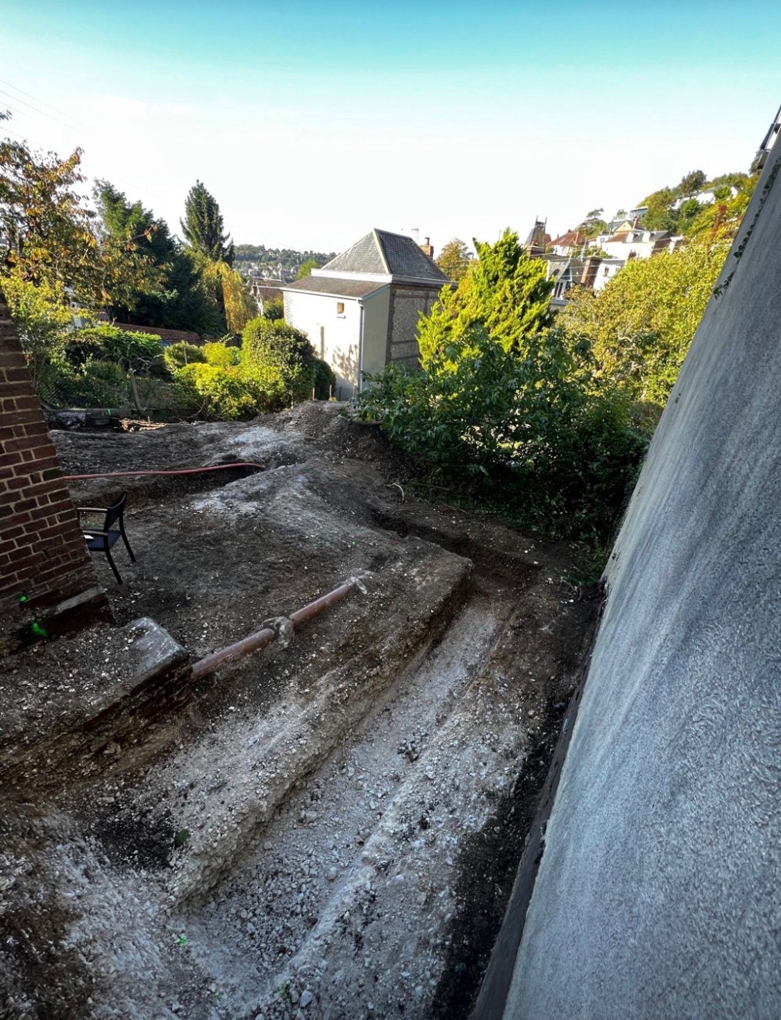 terrassement, béton et aménagements extérieurs : chantier en accès difficile, préparation du terrain avant travaux